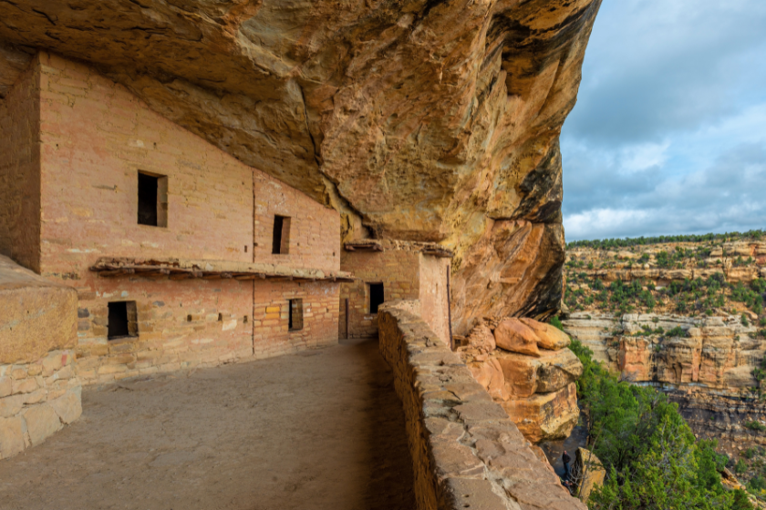 Long House cliff house Pueblo indigenous construction, Mesa Verde national park, Colorado, USA.