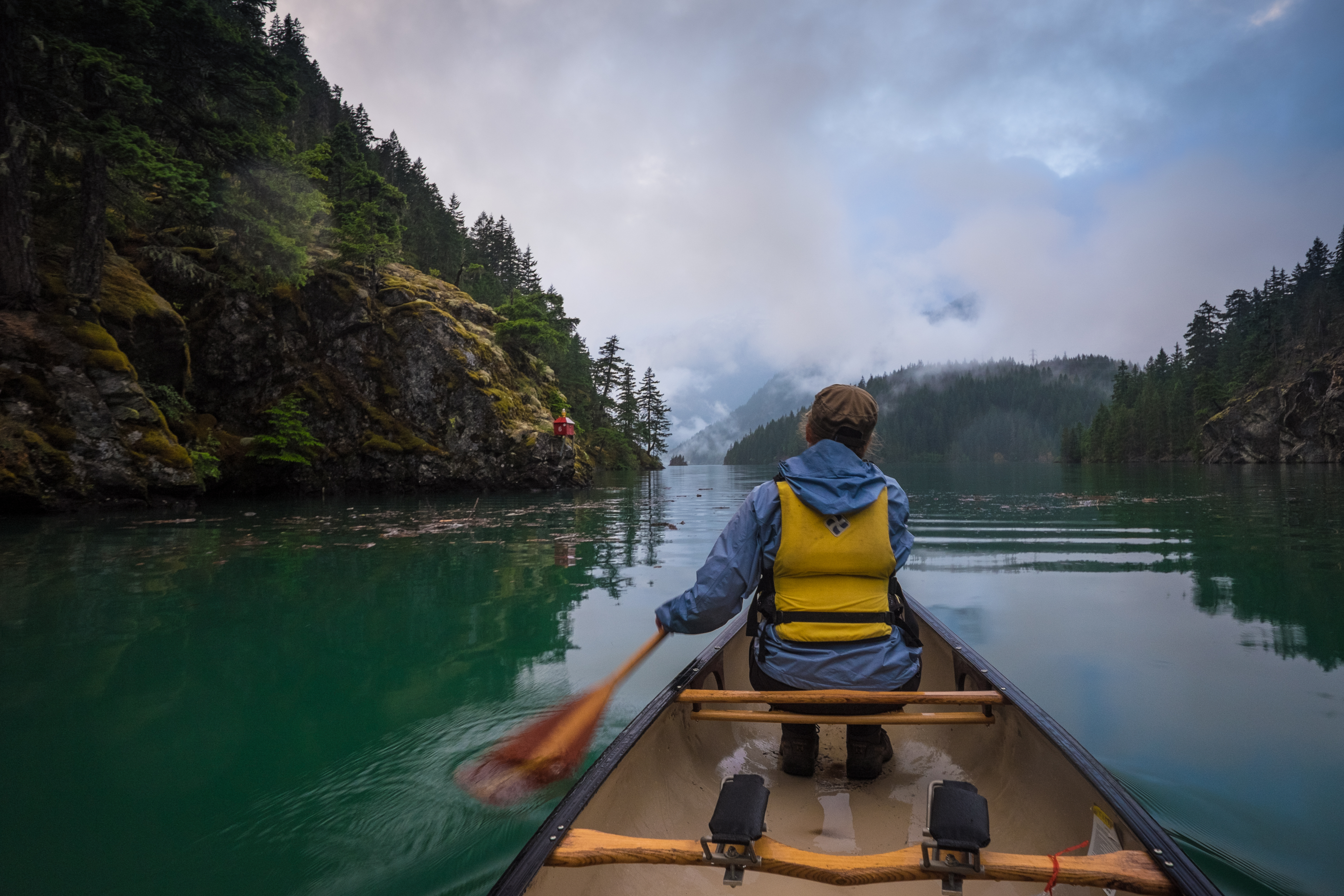 Canoeing on Diablo Lake in the Cascades National Park 