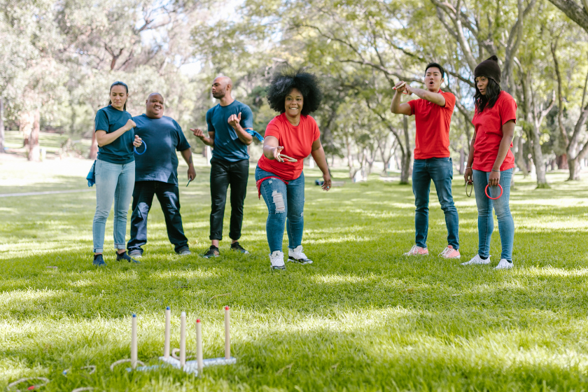 Friends playing ringtoss.