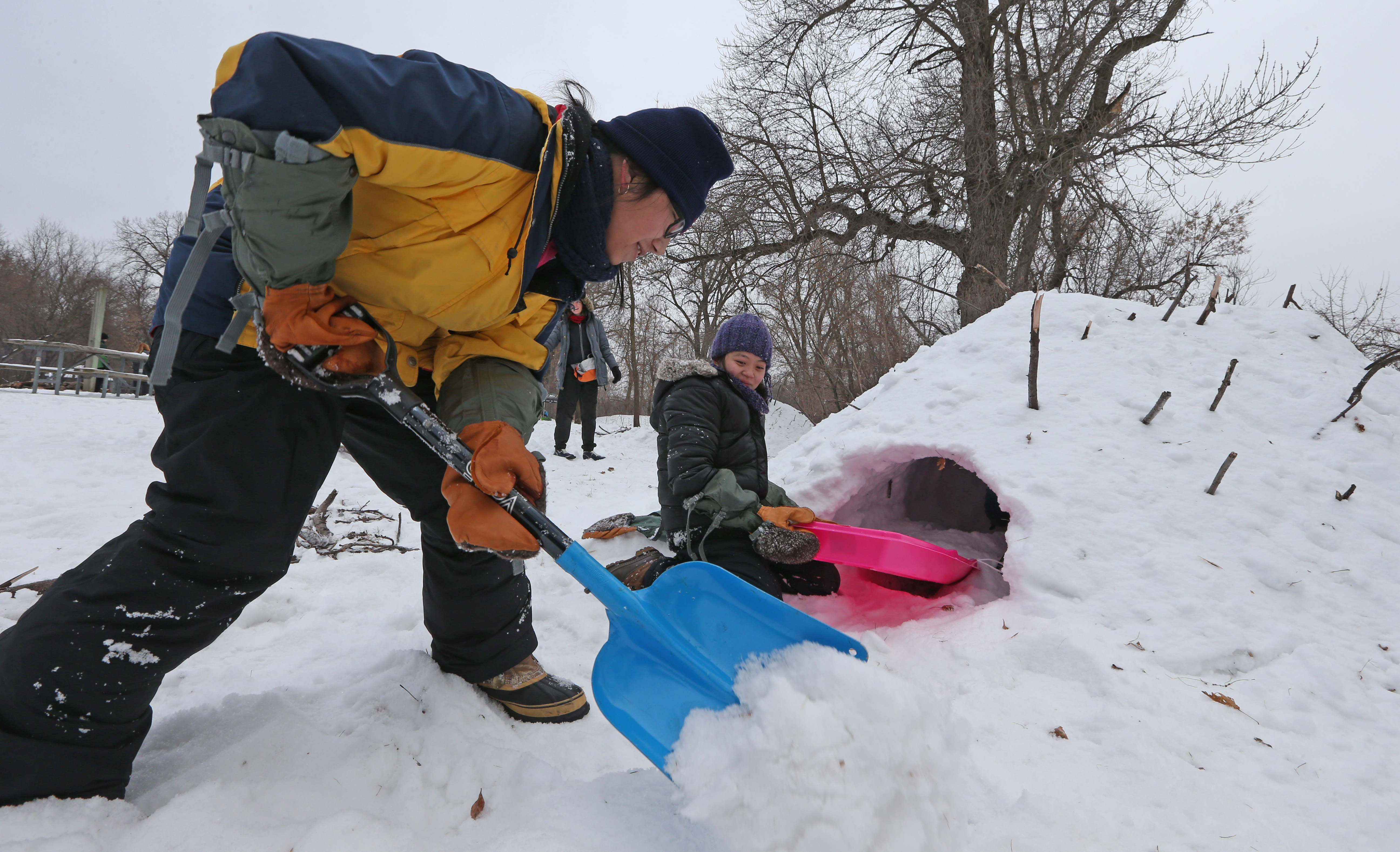 how to build a snowshelter