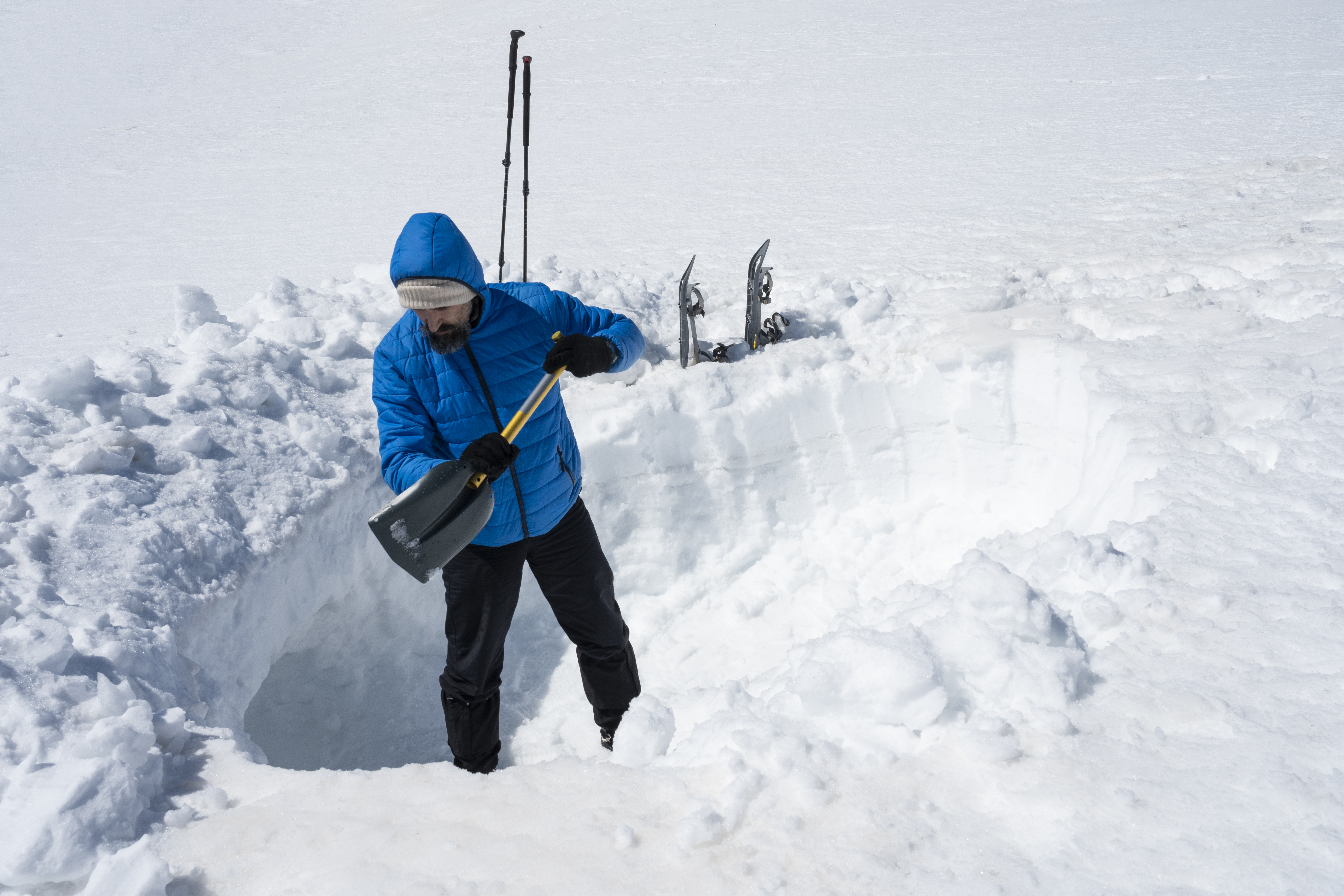 how to build a snow shelter