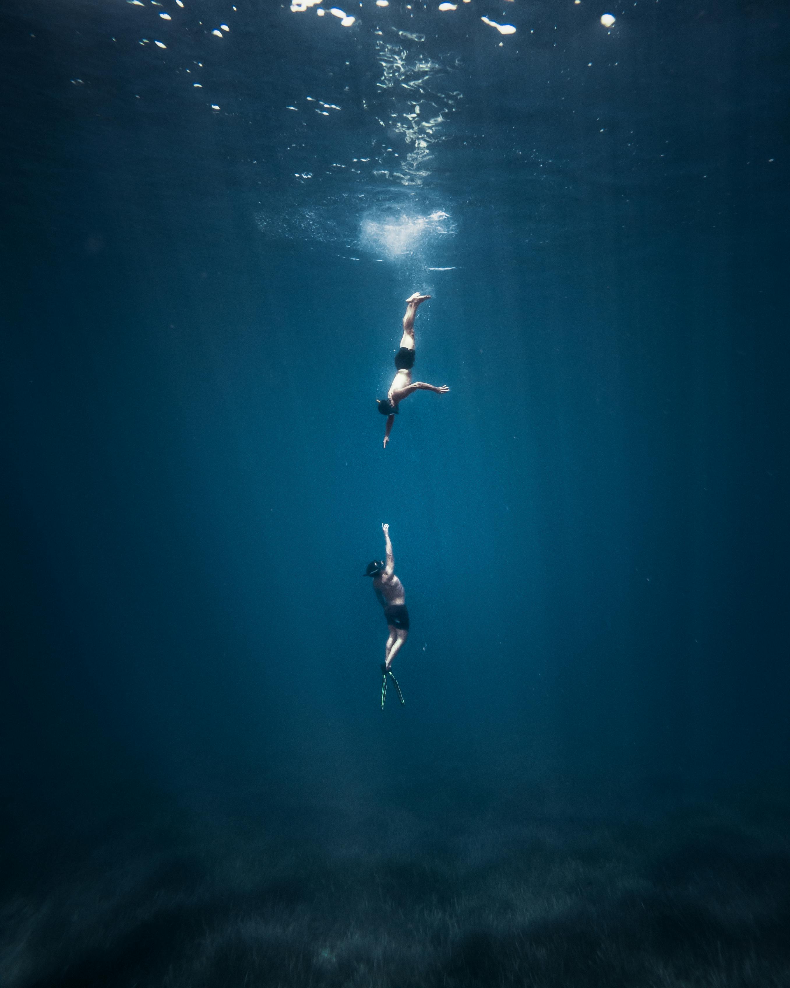 65 feet down free diver explains why people sink