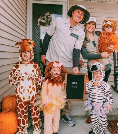 animal-themed costumes for whole family