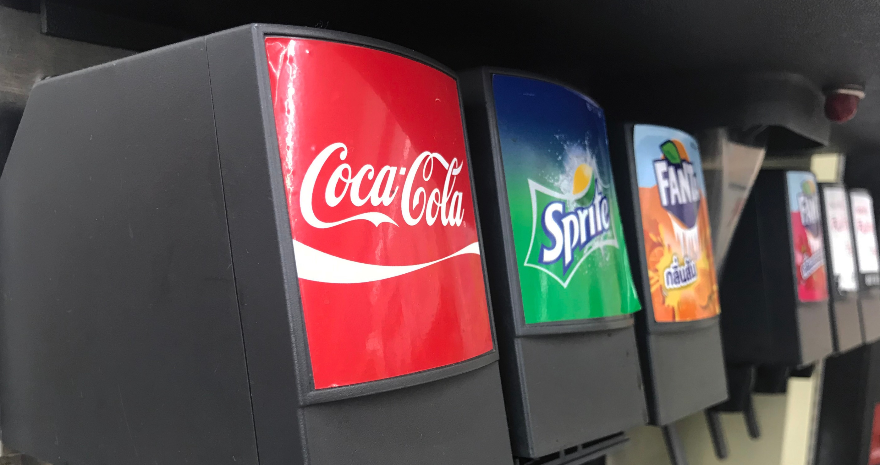 Nutrition Experts Weigh In On The 5 Airport Foods You Should Avoid