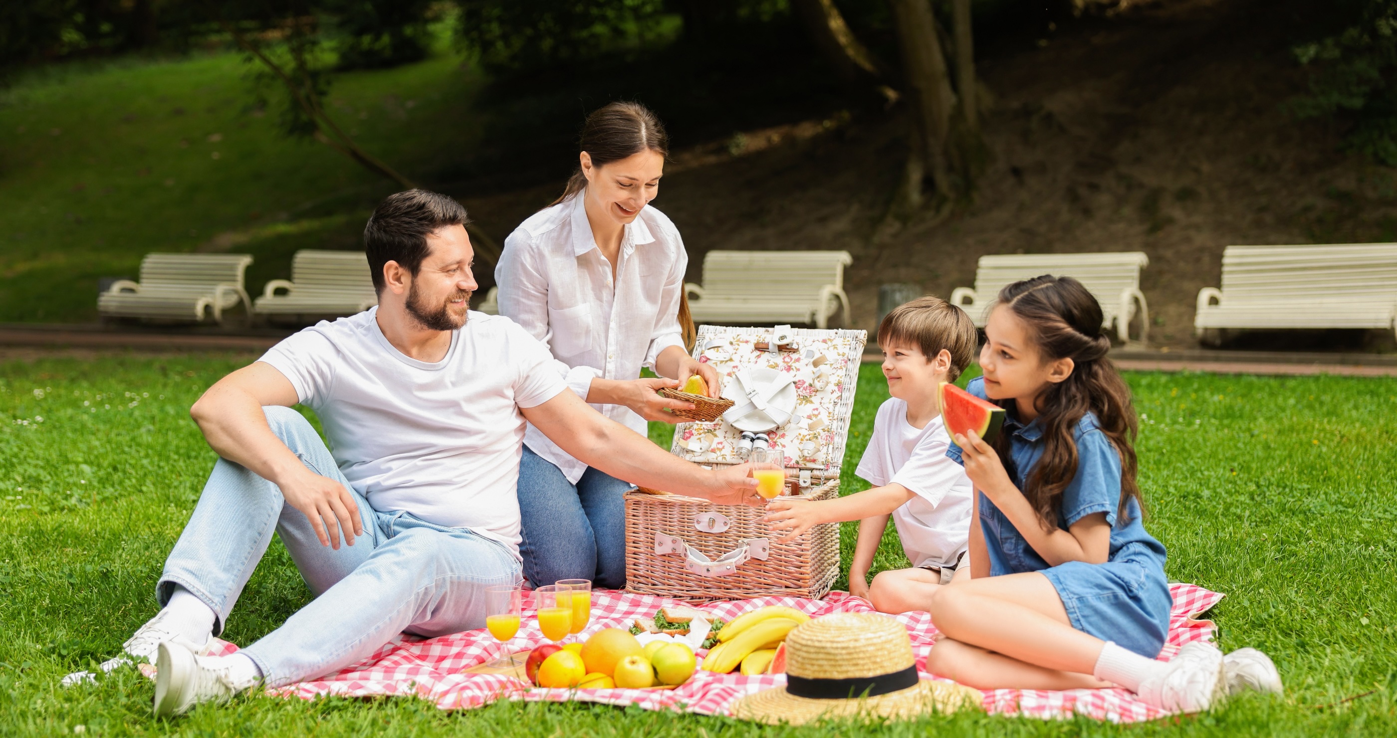 great mother's day ideas for an outdoorsy mom have a picnic