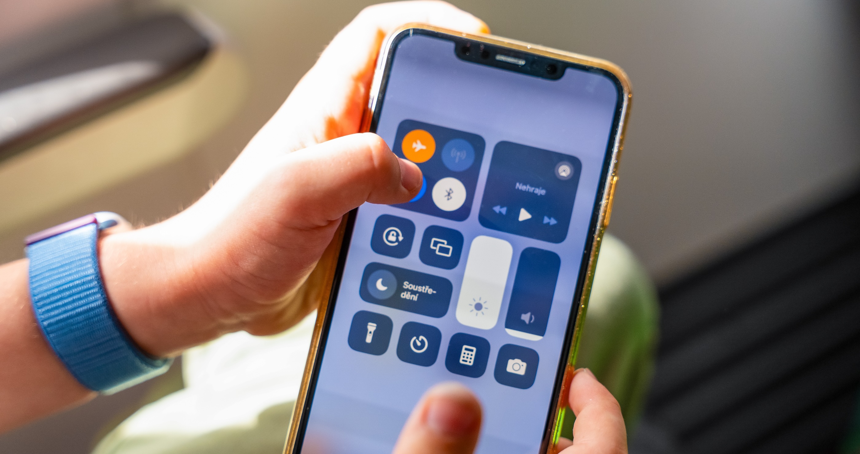 why you should turn your phone on airplane mode while flying