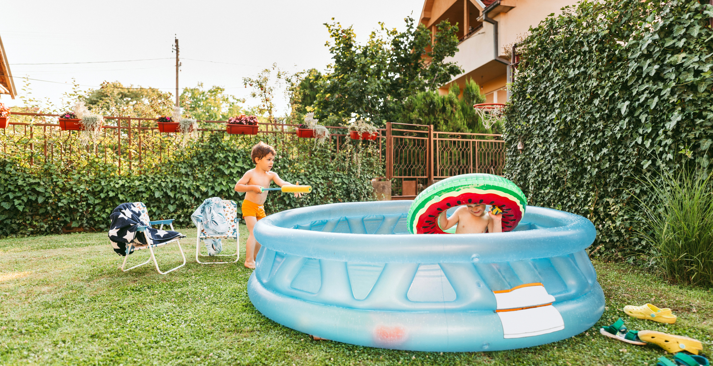 The Insane Way Woman Survived Flood By Turning Inflatable Pool Into A Raft