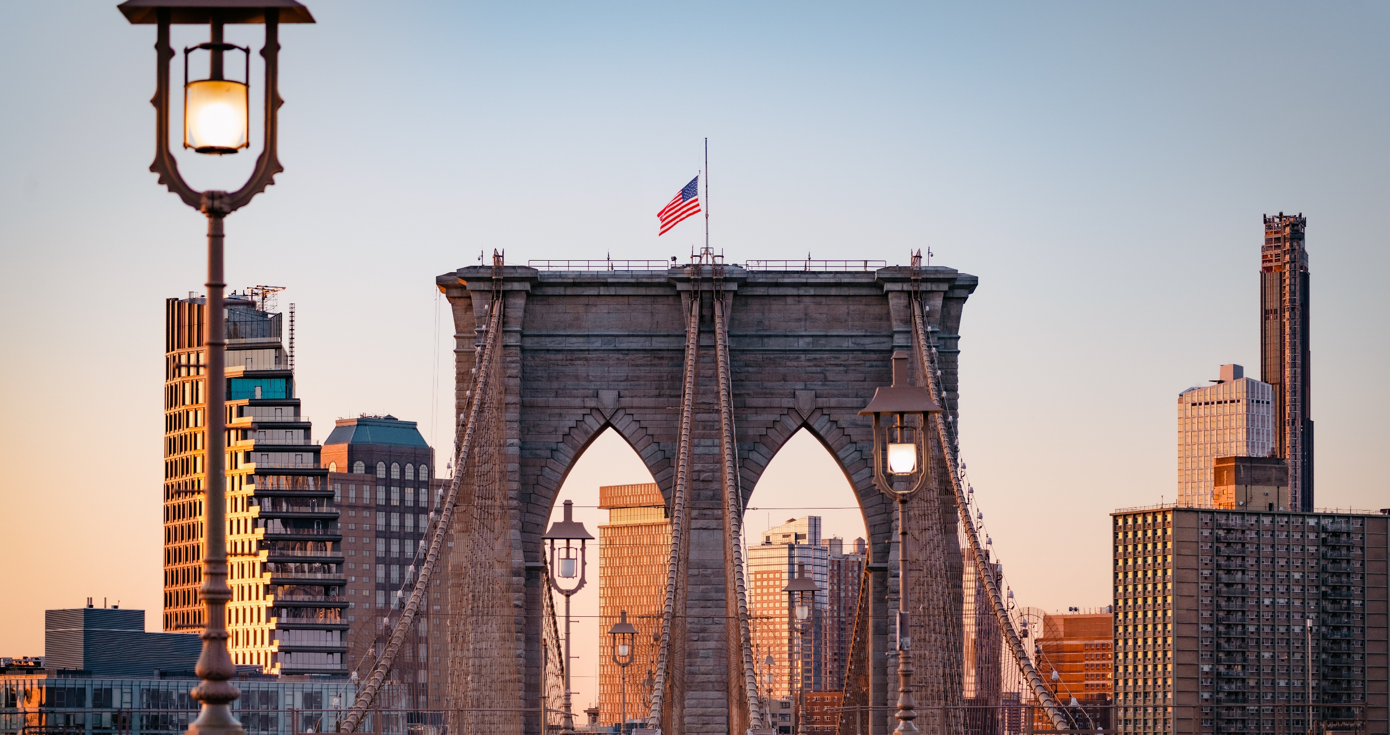 NYC Man Spreads Positivity To Stressed Commuters With Simple Acts Of Kindness Brooklyn Bridge