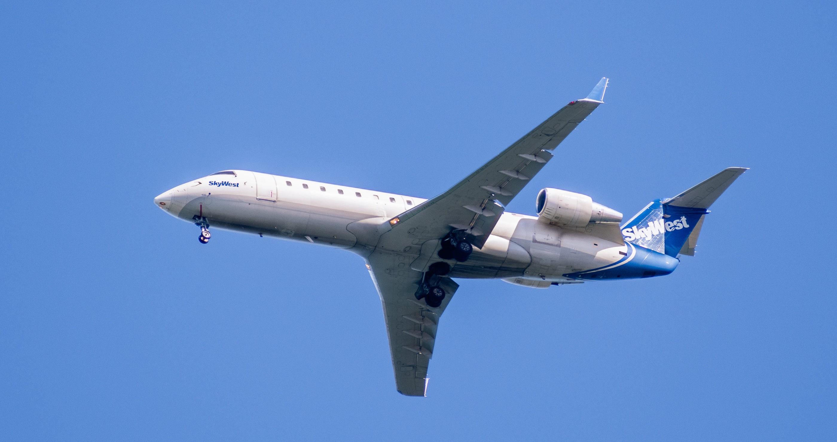 Plane Makes Emergency Landing After Pilot Hears A Knock On The Cockpit Door SkyWest